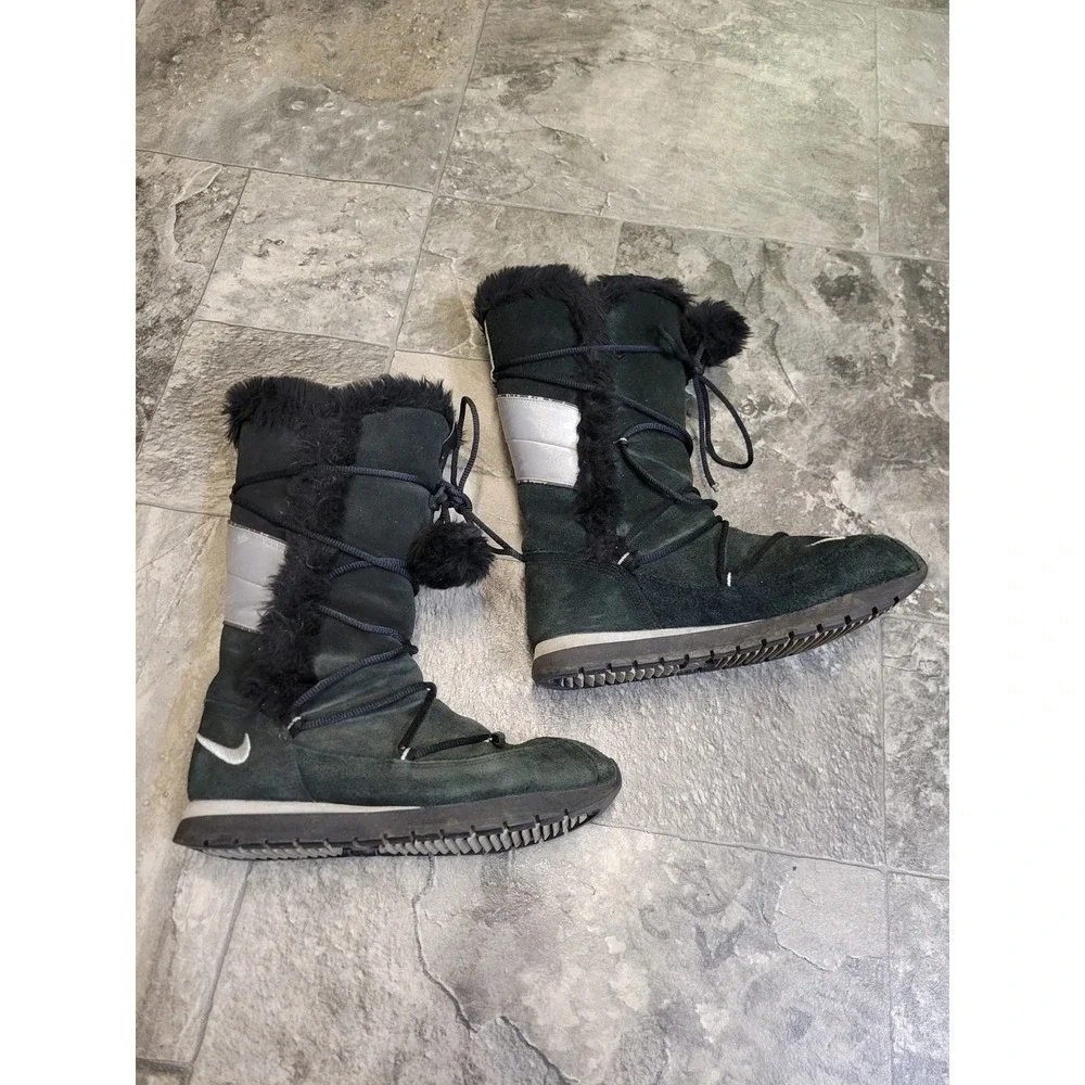 Vintage y2k Nike Snow Moon Boots Black Suede Faux‎ Fur Pom Pom Silver Size 8